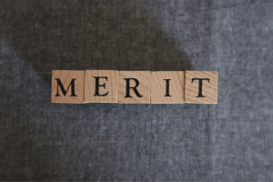 「MERIT」と書かれたアルファベット文字のブロック