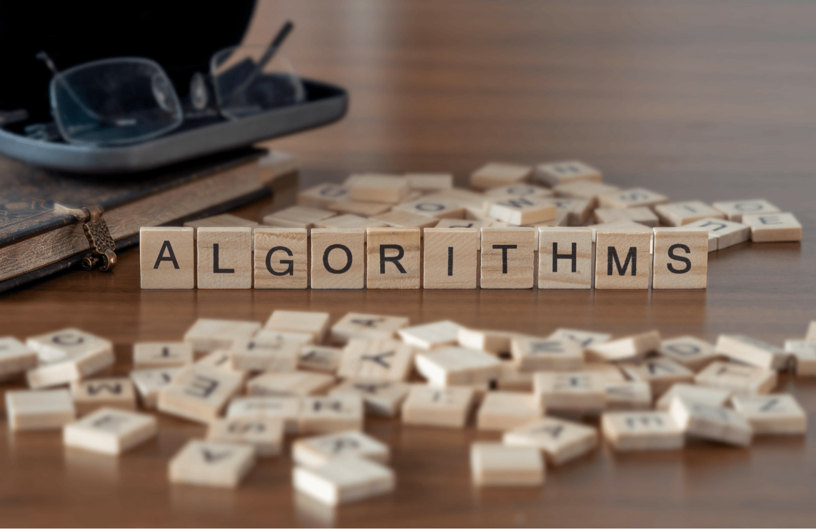 algorithmsと印字された木のブロック