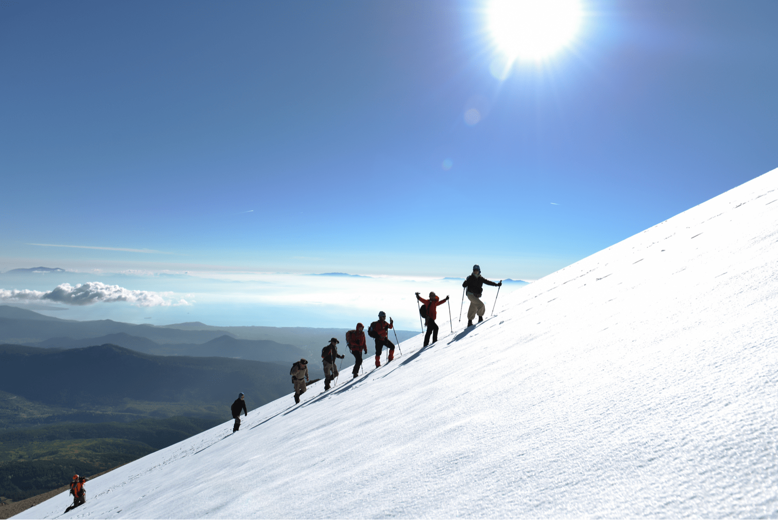 雪山を登るグループ