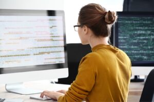 プログラミングする女性