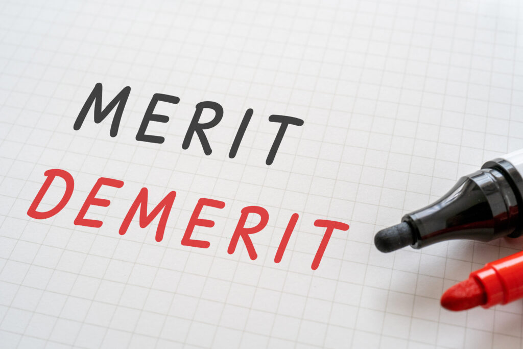 merit demerit　と書かれたノートとペン