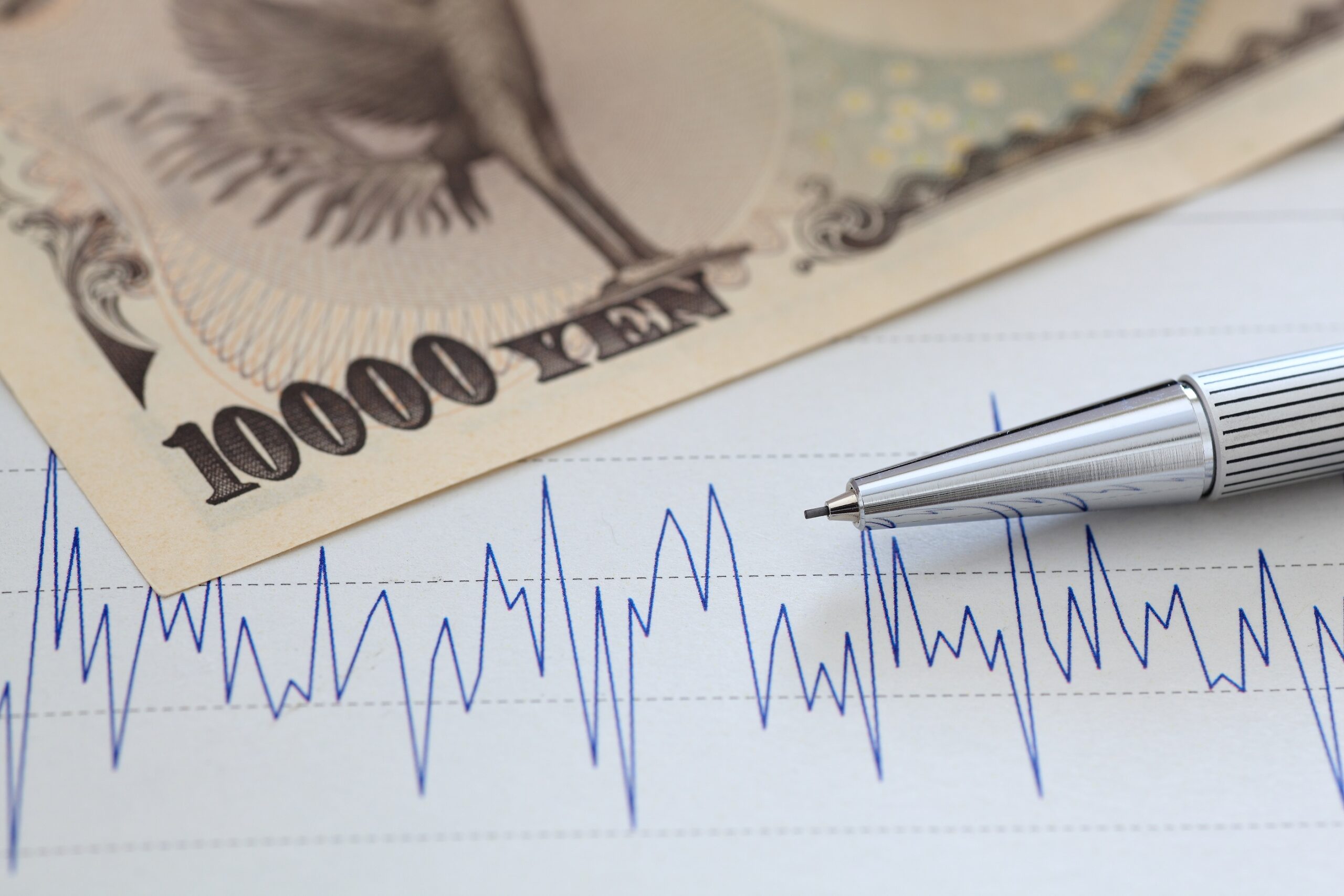 １万円札とグラフとペン　比較