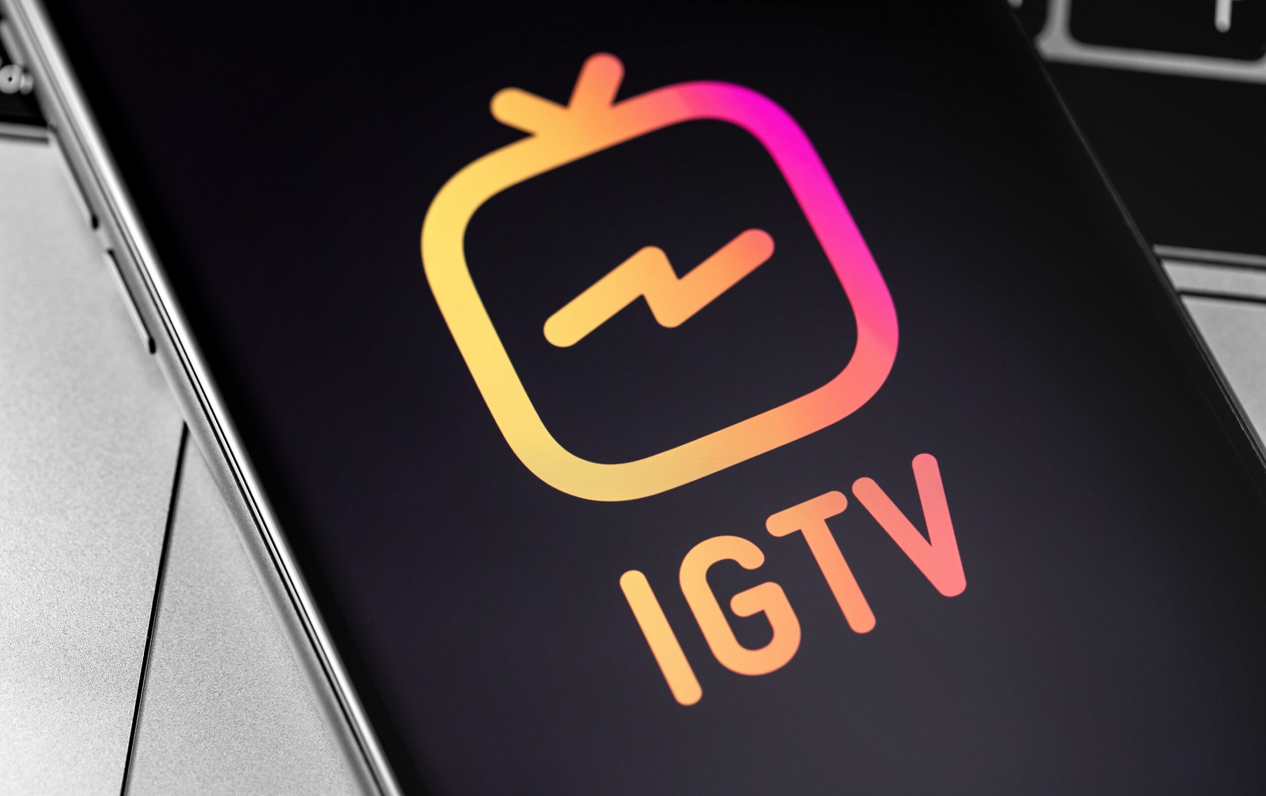 スマホに表示されている黒い背景にオレンジとピンクのIGTVのマーク