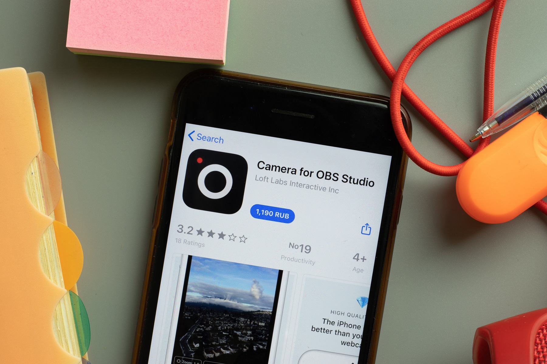 OBS Studioのアプリインストールの画像が映っているスマホ