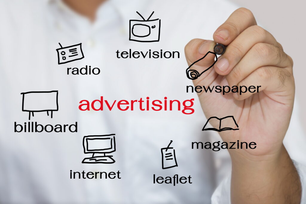 advertisingと書かれた字のまわりにテレビやラジオや雑誌ねネットなどのイラストが書かれている