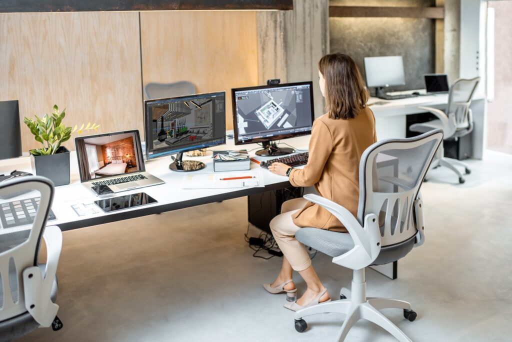 デスクの前でパソコンを操作している女性