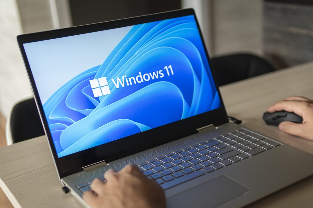 Windows11が表示されているノートパソコン