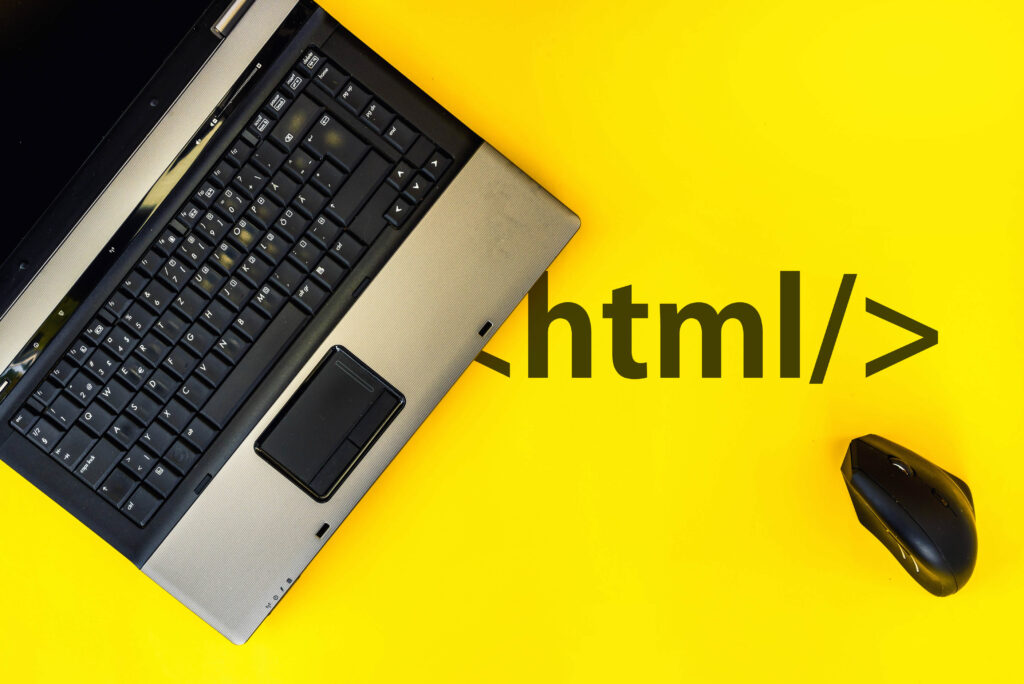 HTMLタグとノートパソコン