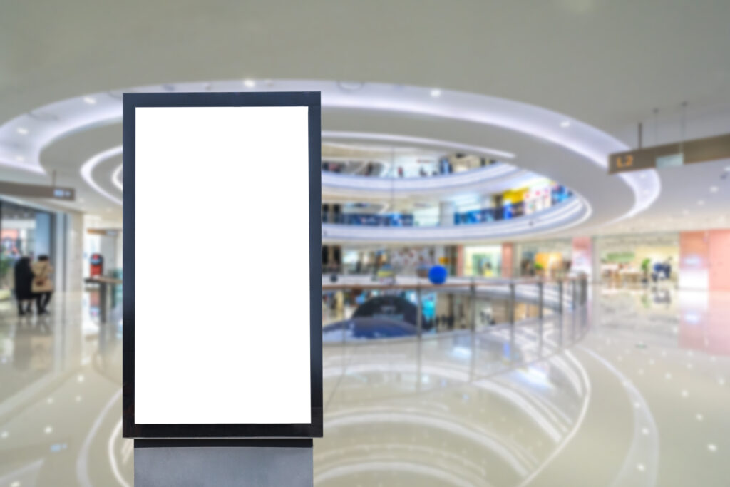 ショッピングモールに設置されている白い画面のデジタル広告