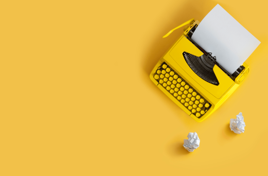 黄色い背景と黄色いタイプライター