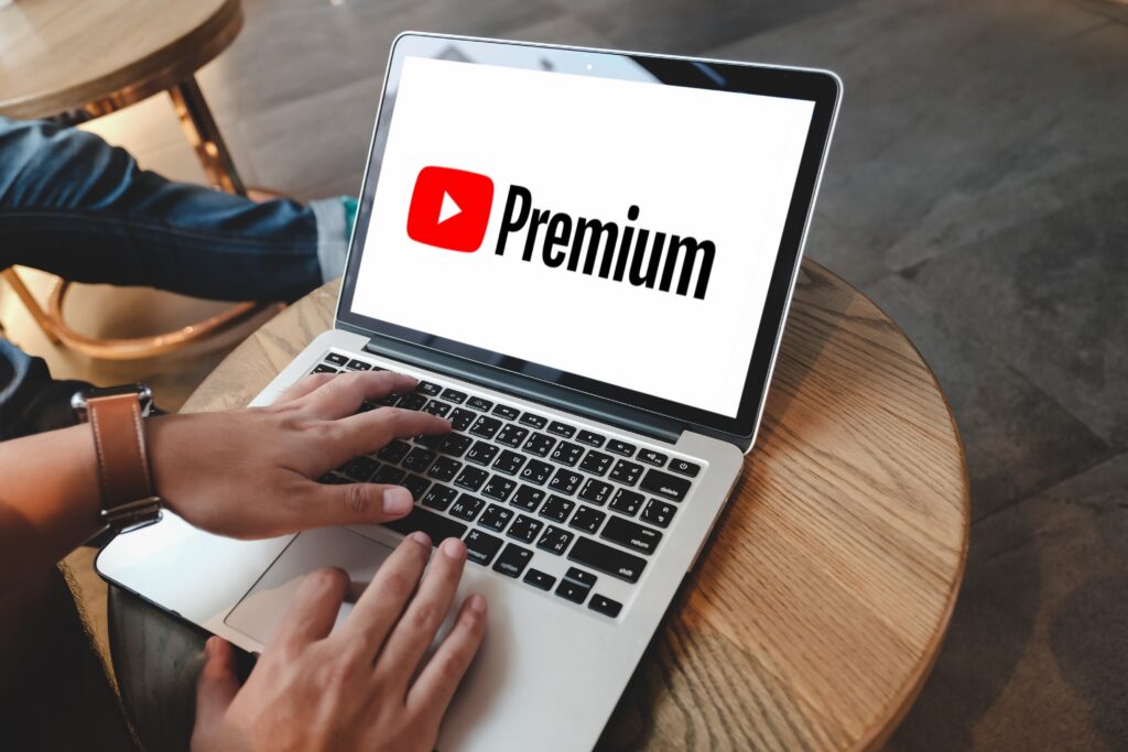 You Tube Premiumが表示されているノートパソコン
