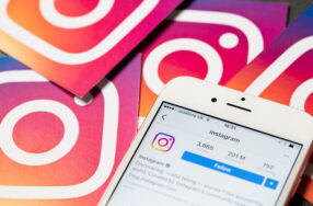 Instagramのアイコンとスマートフォン